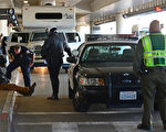 受到波士顿马拉松爆炸案影响，洛杉矶机场加强安检措施，也让旅客等待的时间比原本增加30到40分钟。（Frederic J. BROWN/AFP）