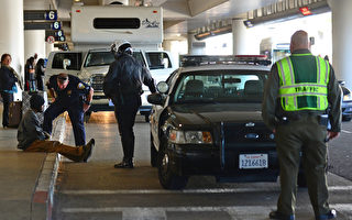 受到波士頓馬拉松爆炸案影響，洛杉磯機場加強安檢措施，也讓旅客等待的時間比原本增加30到40分鐘。（Frederic J. BROWN/AFP）