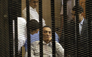 埃及當局取醫療團建議後17日下令，遭罷黜的前總統穆巴拉克（中）將由軍醫院移送回開羅近郊的律法監獄，但沒說何時移送。（MAHER ISKANDER/AFP）