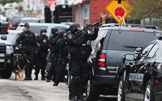 组图：波士顿大批警力出动搜索嫌犯