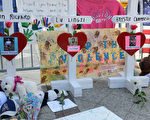图：18 日，波士顿马拉松爆炸案现场民众为三名遇难者立起了十字架和红色爱心悼念。(Getty Image)