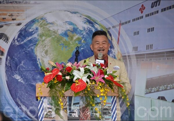 世聯倉運公司懂事長黃仁安〈中華民國物流協會前理事長〉致詞。(攝影:宋順澈/大紀元) 世聯倉運公司懂事長黃仁安〈中華民國物流協會前理事長〉致詞。(攝影:宋順澈/大紀元)
