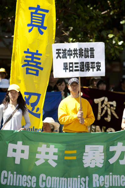 4月21日,舊金山法輪功學員在中國城舉行系列講真相活動,紀念四二五和平上訪。(攝影:馬有志/大紀元) 4月21日,舊金山法輪功學員在中國城舉行系列講真相活動,紀念四二五和平上訪。(攝影:馬有志/大紀元)