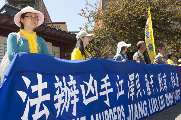 4月21日,舊金山法輪功學員在中國城舉行系列講真相活動,紀念四二五和平上訪。(攝影:馬有志/大紀元) 4月21日,舊金山法輪功學員在中國城舉行系列講真相活動,紀念四二五和平上訪。(攝影:馬有志/大紀元)