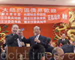 图为蒋孝严（右）宣布吴国基主席（左）加入国民党并拿到了党证。(摄影﹕蔡溶/大纪元)