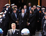 2013年4月22日，著制服执法人员组成的仗仪队站在教堂外，抬棺者将波士顿爆炸案受害者康贝尔木棺木缓缓移进教堂。（Kevork Djansezian/Getty Images）