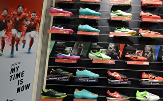 印尼工业部长穆罕默德苏雷曼（M.S.Hidayat）表示，全球运动用品供应商耐吉公司（Nike）允诺扩大在印尼的生产规模。图为雅加达一家耐吉鞋店。（ADEK BERRY/AFP）