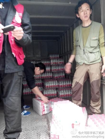 民间志愿者团队给灾民提供救灾物资。（网络图片）