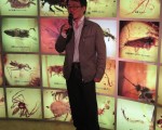 「時空膠囊－琥珀特展」策展人之一琥珀達人黃憶人20年前被電影「侏儸紀公園」所吸引，勾起他從小喜愛昆蟲的回憶，他這次也提供近200件展品參展，黃憶人接收記者專訪與讀者分享多年來古生物化石收藏的寶貴經歷。（攝影：鍾元 ／大紀元）