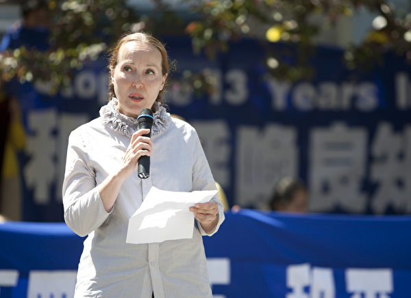 4月21日,舊金山法輪功學員在中國城舉行系列講真相活動,紀念四二五和平上訪。(攝影:馬有志/大紀元) 4月21日,舊金山法輪功學員在中國城舉行系列講真相活動,紀念四二五和平上訪。(攝影:馬有志/大紀元)