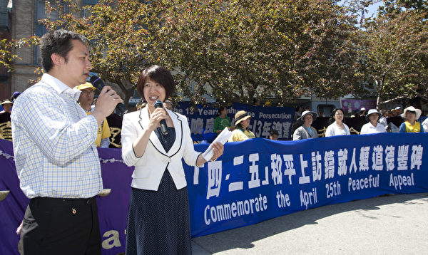 4月21日,舊金山法輪功學員在中國城舉行系列講真相活動,紀念四二五和平上訪。(攝影:馬有志/大紀元) 4月21日,舊金山法輪功學員在中國城舉行系列講真相活動,紀念四二五和平上訪。(攝影:馬有志/大紀元)