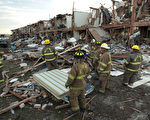 美国德州肥料厂17日爆炸，造成14人死亡、数十栋房屋及1栋公寓全毁，业者23日遭数家保险公司及1名单亲妈妈提告。(Erich Schlegel/Getty Images)