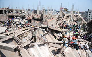 组图：孟加拉大楼塌 近百死千人伤