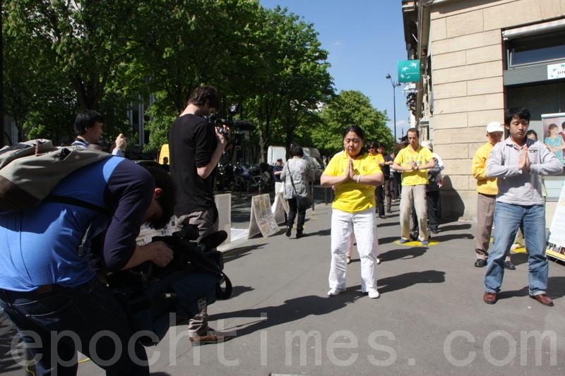 <a href="https://i.epochtimes.com/assets/uploads/2013/04/1304261550002551.jpg" rel="nofollow">
Télé在拍摄法轮功学员的活动。(摄影:关宇宁/大纪元)" title="2013年4月25日正值法国总统奥朗德访问中国,中国问题成了焦点,法轮功学员的活动受到了法国媒体的关注。图为法国电视台i>Télé在拍摄法轮功学员的活动。(摄影:关宇宁/大纪元)" width="600" height="400" class="size-large wp-image-6700922"></a> 2013年4月25日正值法国总统奥朗德访问中国,中国问题成了焦点,法轮功学员的活动受到了法国媒体的关注。图为法国电视台i>Télé在拍摄法轮功学员的活动。(摄影:关宇宁/大纪元)