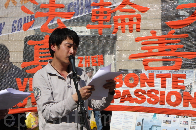 从中国天津流亡至法国的法轮功学员王喆在活动上用自己的亲身经历揭露中共对法轮功学员的残酷迫害。(摄影:关宇宁/大纪元)