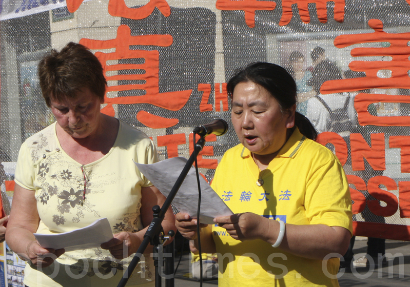 来自天津的法轮功学员张春芳在活动现场讲述了自己在“天津事件”中的亲身经历。(摄影:关宇宁/大纪元)