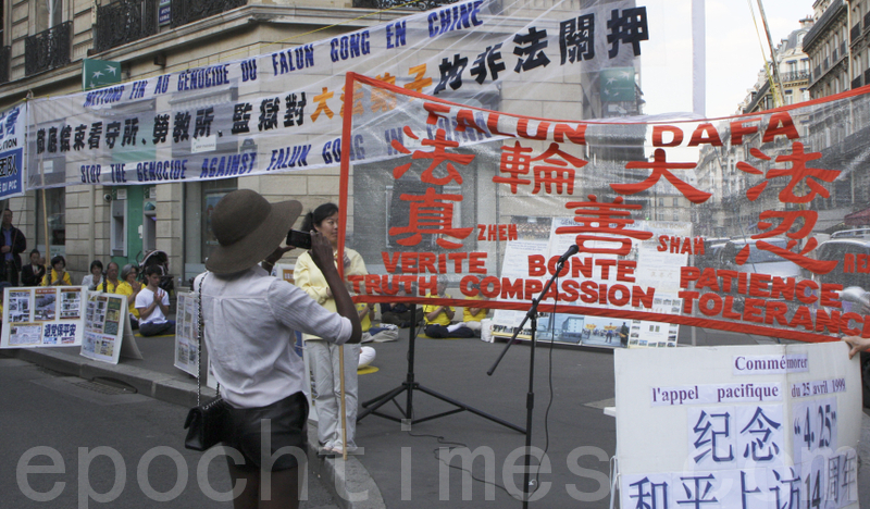 不少行人经过时主动了解法轮功真相,有的停下来拍照。(摄影:关宇宁/大纪元)