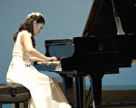 图﹕参加新唐人电视台2009年举办的第二届“全世界华人钢琴大赛”的选手在大赛中弹奏。(摄影﹕戴兵/大纪元)