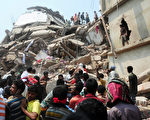 孟加拉警方27日表示，他们已逮捕首都达卡（Dhaka）郊区8层楼建筑物倒塌案，大楼内成衣厂的两名老板。图为26日，孟加拉8层楼建筑物倒塌现场救援人员。（MUNIR UZ ZAMAN/AFP）