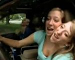美国明尼苏达州23岁的连体双胞胎艾比盖儿．汉索（Abigail Hensel）和布兰妮．汉索（Brittany Hensel），即将在一所小学当数学老师。（视频撷图/转自新唐人）