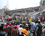 孟加拉24日發生大樓倒塌意外3天後，死亡人數增加到了352人。圖為孟加拉軍警，仍在意外現場努力搜救可能的生還者。（攝影：Munir uz ZAMAN/AFP）