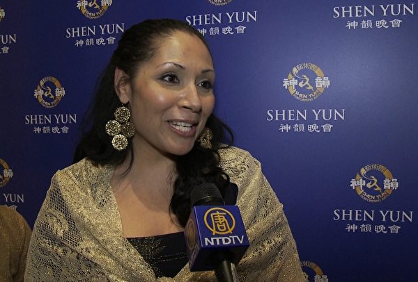 出生于纽约布碌崙的歌剧女高音Victoria Wefer ,在观看了4月27日(星期六)晚神韵纽约艺术团在林肯中心的第九场演出后接受采访。(新唐人截图) 出生于纽约布碌崙的歌剧女高音Victoria Wefer ,在观看了4月27日(星期六)晚神韵纽约艺术团在林肯中心的第九场演出后接受采访。(新唐人截图)