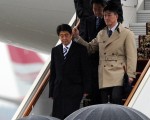 日本首相安倍晉三28日抵達莫斯科，展開日本十年內首趟首相訪俄行程。安倍希望此行能與俄羅斯總統蒲亭建立個人信賴關係，並重啟兩國停滯已久的和平協定談判。（YURI KADOBNOV/AFP）