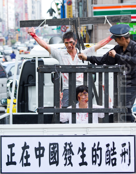 2012年7月21日,台灣法輪功學員於台中市舉行720反迫害遊行,模擬酷刑車向人們展示了13年來法輪功學員在大陸所遭受的殘酷迫害。(攝影:陳柏州 / 大紀元) 2012年7月21日,台灣法輪功學員於台中市舉行720反迫害遊行,模擬酷刑車向人們展示了13年來法輪功學員在大陸所遭受的殘酷迫害。(攝影:陳柏州 / 大紀元)