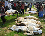 孟加拉首都達卡於2013年4月24日發生成衣廠大樓倒塌至今，已找到400多人的遺體，但仍有100多人失蹤，當局初估這起工安意外的死亡人數將會超過500人。圖為孟加拉在5月1日勞工節這天，於達卡墓園為罹難工人舉行集體葬禮。（攝影：Munir uz Zaman/AFP）