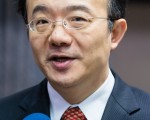 針對新唐人亞太台續約問題，NCC主任委員石世豪表示會調查，若中華電信真違法就可開罰。（攝影：陳柏州／大紀元）