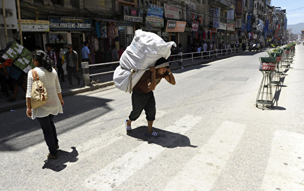 2013年5月1日在加德满都(Kathmandu)国际劳工市场上,尼泊尔(Nepal)搬运工背着货物。 5月1日为国际劳动节。 (Prakash MATHEMA/AFP) 2013年5月1日在加德满都(Kathmandu)国际劳工市场上,尼泊尔(Nepal)搬运工背着货物。 5月1日为国际劳动节。 (Prakash MATHEMA/AFP)