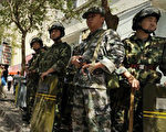 新疆首府烏魯木齊街頭的武警。（AFP）
