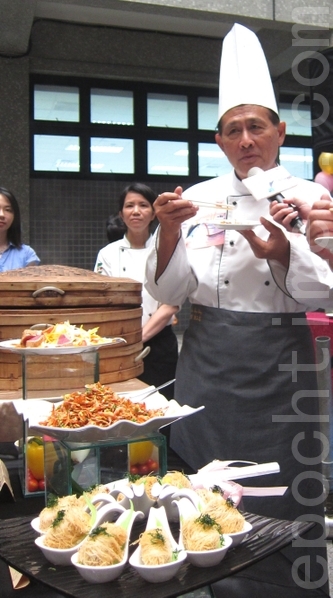 曹启鸿县长大赞东港三宝创意料理,欢迎全国民众前来品尝人间美味。(摄影:简惠敏/大纪元) 曹启鸿县长大赞东港三宝创意料理,欢迎全国民众前来品尝人间美味。(摄影:简惠敏/大纪元)