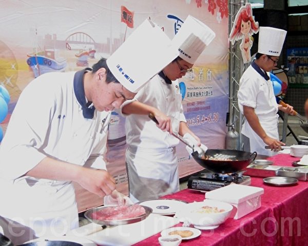 高雄餐旅大学学生现场料理“东港三宝”:黑鲔鱼、樱花虾、油鱼子。(摄影:简惠敏/大纪元) 高雄餐旅大学学生现场料理“东港三宝”:黑鲔鱼、樱花虾、油鱼子。(摄影:简惠敏/大纪元)
