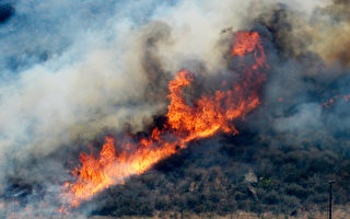 加州海岸野火烧 威胁数千住宅