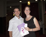 麻醉科大夫John Lowrie先生和皮膚科大夫Rebbeca  Lowrie女士一起觀賞了2013年5月3日晚，神韻巡迴藝術團在檀香山市的布利斯黛爾音樂廳的第一場神韻晚會。（攝影：馬有志/大紀元）