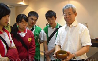 泰北高中陶艺校外教学假孟焦画廊举行，由吴德贤老师亲自在现场解说。（摄影：李容耕／大纪元）