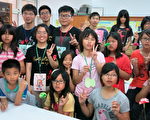 嘉大志工指导国小学童制作母亲节卡片
