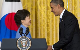 美國總統奧巴馬(右)5月7日於白宮接見南韓總統朴槿惠(左)，2人在白宮舉行首腦會談和午宴。圖為兩國首腦在舉行新聞發佈會上握手致意。(Saul LOEB/AFP)
