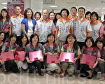 桃市长苏家明送女性同仁礼盒庆祝母亲节
