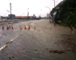 新北市受到大雨影响，万里区台二线约52公里处，11日 上午大雨积水，一度交通受阻。 （新北市府消防局提供）