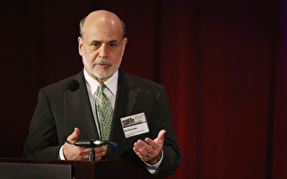 2013年5月10日，美聯儲主席伯南克（Ben Bernanke）表示，美國銀行由於低利率而開始投機行為，這顯示寬鬆的貨幣政策可能有引發新資產泡沫的趨勢。（Scott Olson/Getty Images）