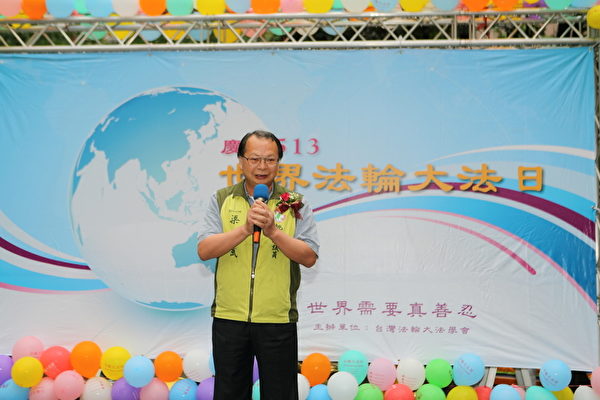 桃园县县议员梁新武祝贺513法轮大法日(摄影:林仕杰/大纪元) 桃园县县议员梁新武祝贺513法轮大法日(摄影:林仕杰/大纪元)