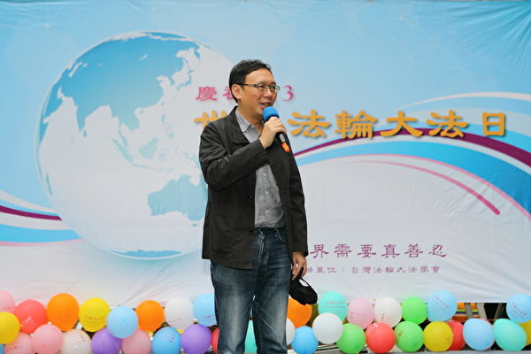 前立法委员、开南大学副校长黄适卓祝贺513法轮大法日(摄影:林仕杰/大纪元) 前立法委员、开南大学副校长黄适卓祝贺513法轮大法日(摄影:林仕杰/大纪元)