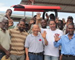 海地技术团长向水松（中）与海地人民合影。（国合会提供）