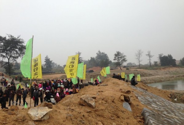 福建泉州市惠安縣東橋鎮政府徵用型厝海3萬多畝海域,不與村民協商,不予合理補償,並多次抓走、打傷村民。村民強烈抗議。(網絡圖片) 福建泉州市惠安縣東橋鎮政府徵用型厝海3萬多畝海域,不與村民協商,不予合理補償,並多次抓走、打傷村民。村民強烈抗議。(網絡圖片)