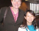 莎荣教授和从中国收养的女儿尚霞观看了2013年5月12日晚纽约上州雪城（Syracuse）的神韵晚会。（摄影：杜国辉／大纪元）