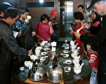 十几位来自阿里山太和村的茶农，在“羽唐文化茗茶馆”当起“品茗师”，进行品茶活动。（摄影：孙帼英/大纪元）