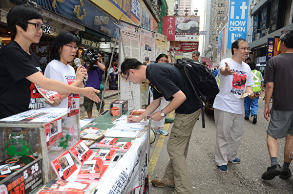 「天安門母親運動」成員趁母親節在旺角街頭徵集簽名和明信片,向天安門母親傳達港人的祝福。(攝影:梁路思/大紀元) 「天安門母親運動」成員趁母親節在旺角街頭徵集簽名和明信片,向天安門母親傳達港人的祝福。(攝影:梁路思/大紀元)