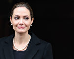 好萊塢女星安吉麗娜•朱莉(Angelina Jolie) 5月14日披露，她已經接受預防性的雙乳房切除術，以降低罹乳癌風險。(圖源：Oli Scarff/Getty Images)